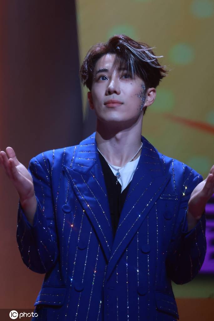 鹭卓亮相东方风云榜颁奖舞台