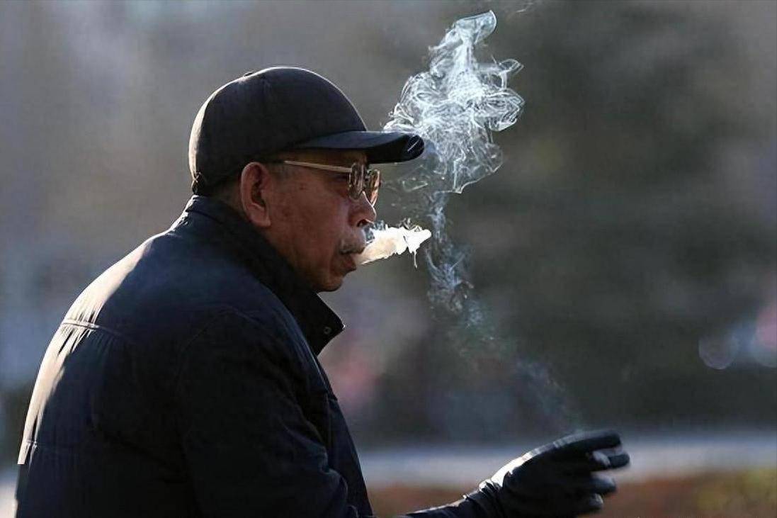 劝告：早上起床爱吸烟的人，若有这6表现，脑梗离你已经不远了！