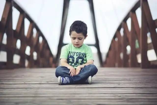 贵阳自闭症康复中心徐刚医生：孩子为什么出现自闭症呢？是什么原因引起的