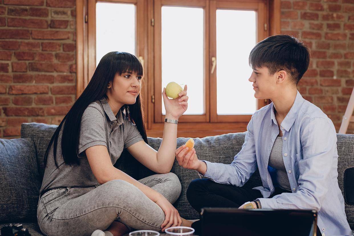 男朋友有感情深厚的异性朋友，我该不该干涉交往？