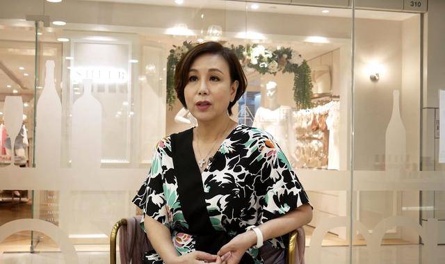 恭喜！知名港星再度升级做外婆，小女儿成功实现三年抱仨