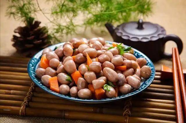 花生再次被关注！医生发现：常吃花生的人，身体或会出现5个变化