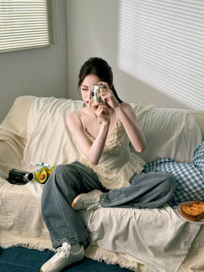 热巴单手拎焦黄吐司嘟嘴卖萌 戴有线耳机初恋感拉满