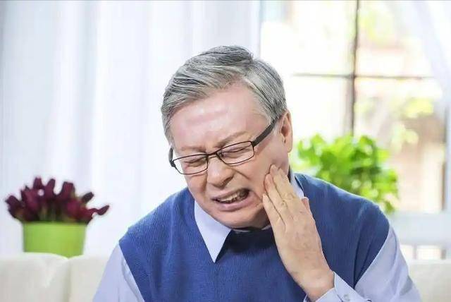 牙龈是糖尿病的“放大镜”？医生：牙齿若出现3个症状，尽快就医