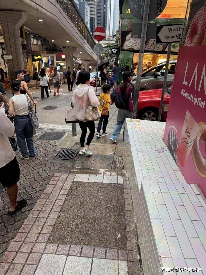 网友香港偶遇angelababy带着小海绵