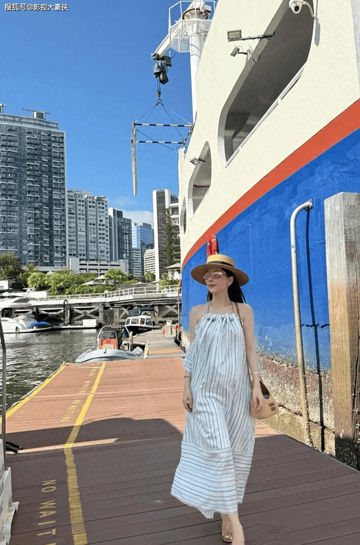 原创            郭富城妻子方媛晒日常，挺孕肚和俩女儿出海，在游艇怼脸自拍好美