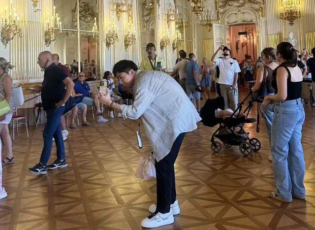 原创            王晓晨和俞灏明国外度假，整个人变化好大，脸肿的像孕妇的状态