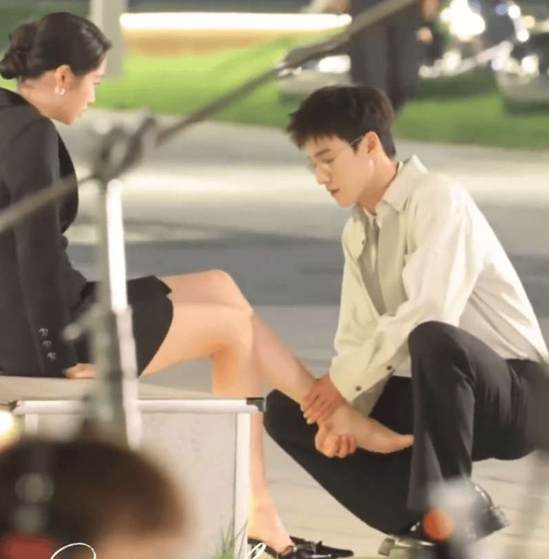 《耀眼》路透曝光！李昀锐为关晓彤揉脚踝画面超甜