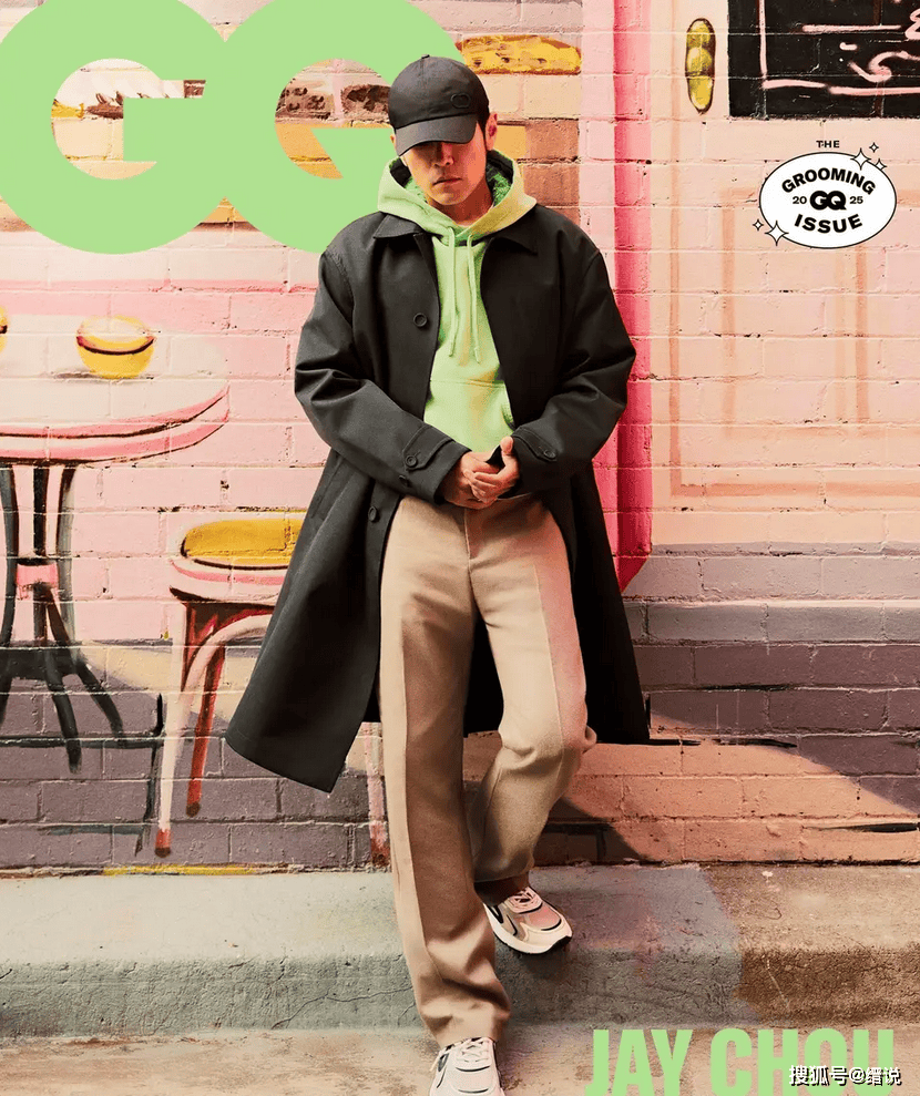 周杰伦穿黑色风衣近照流出，潮流感十足，眼神深邃，尽显成熟魅力