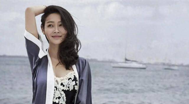 原创            不靠豪门不拼资源，于明加嫁普通丈夫生两女儿，反而活出真豪门