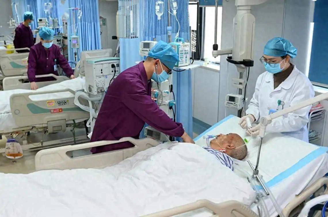 72岁老人猝死，饮食规律、无三高，医生惋惜：晨起3个坏习惯害的
