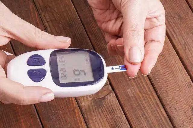 医生告诫：糖尿病不想并发症，5种食物要少吃，再爱也要少吃