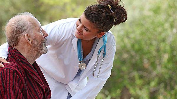 易君德丨彭伟丽医生：起床后，出现3种不适，可能是脑梗发作的信号！要引起重视