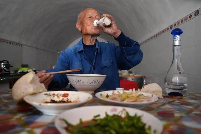 白酒立大功？调查发现：适量喝点白酒的老年人，或有3个健康益处