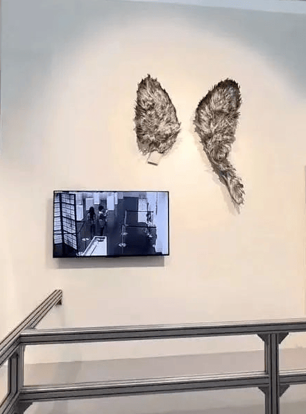 熊孩子掰断艺术品，被监控录下循环播放12年