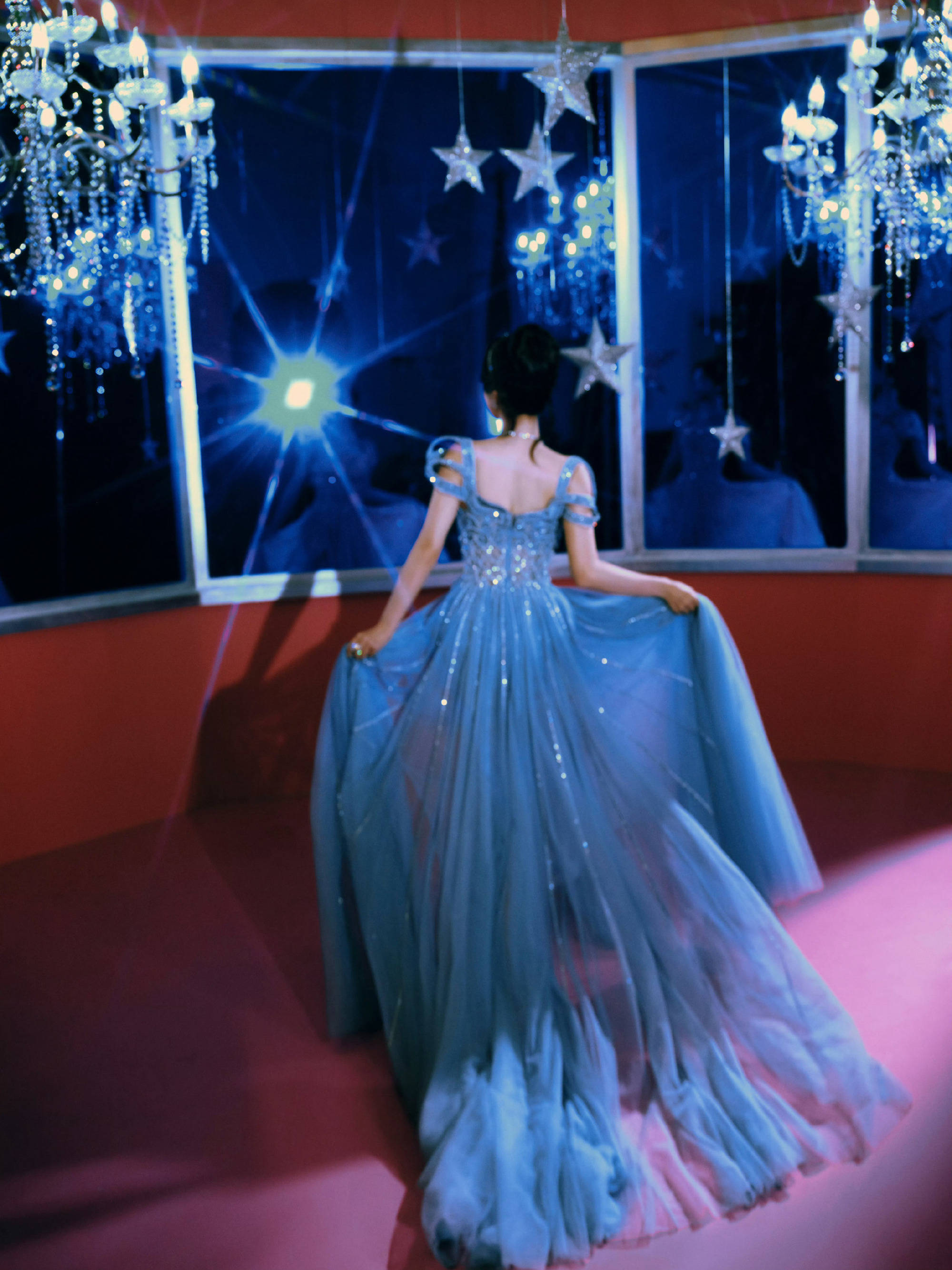 w年度光影盛典众星云集 周也冷艳李沁优雅