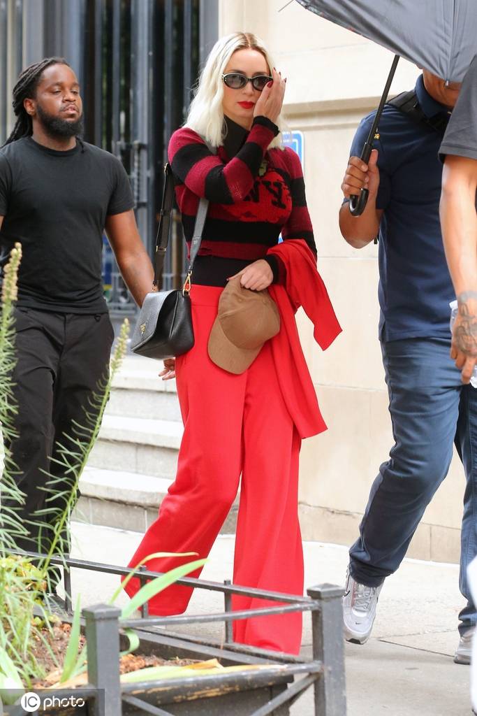 艾米莉·布朗特拍摄电影《穿普拉达的女王2》红色阔腿裤休闲自在