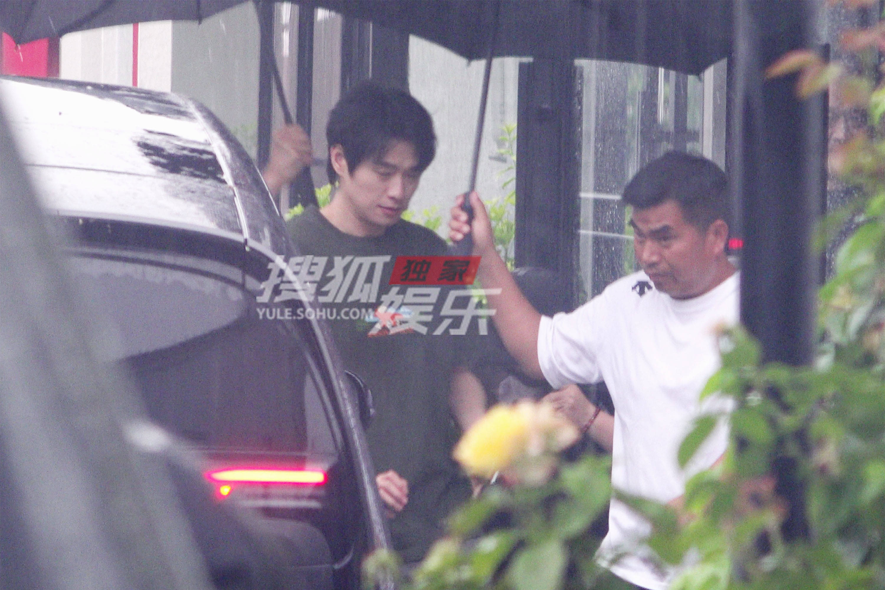 魏大勋雨天忙工作 收工穿简单T恤清新舒适