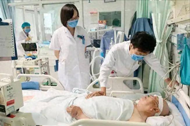 65岁大爷脑梗瘫痪，作息规律爱运动，医生叹息：睡前4个习惯害的