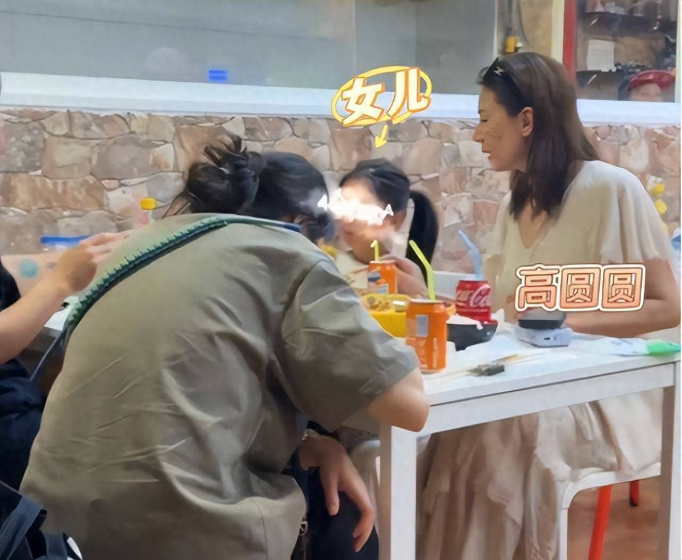 原创            46岁高圆圆素颜被偶遇，曾说：人生最对决定，是40岁高龄生女