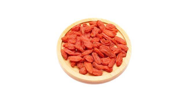 枸杞不仅能增精，还能降血糖？枸杞干吃好，还是泡水好？答案来了