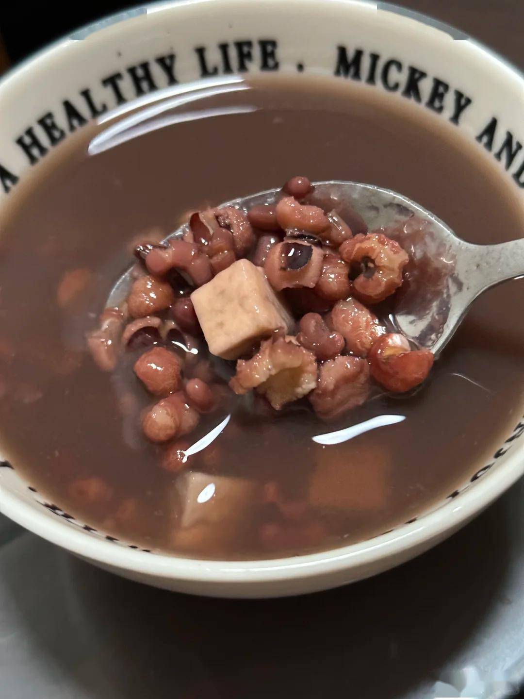 原创            湿气重难受？一锅祛湿粥要常喝！食材家常做法易，喝完轻盈像卸货！