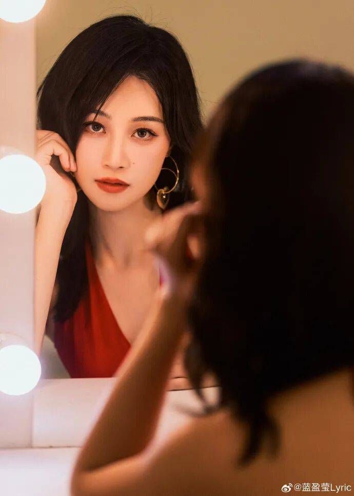 原创            蓝盈莹红裙子写真犹如红玫瑰！既风情万种又性感妖艳