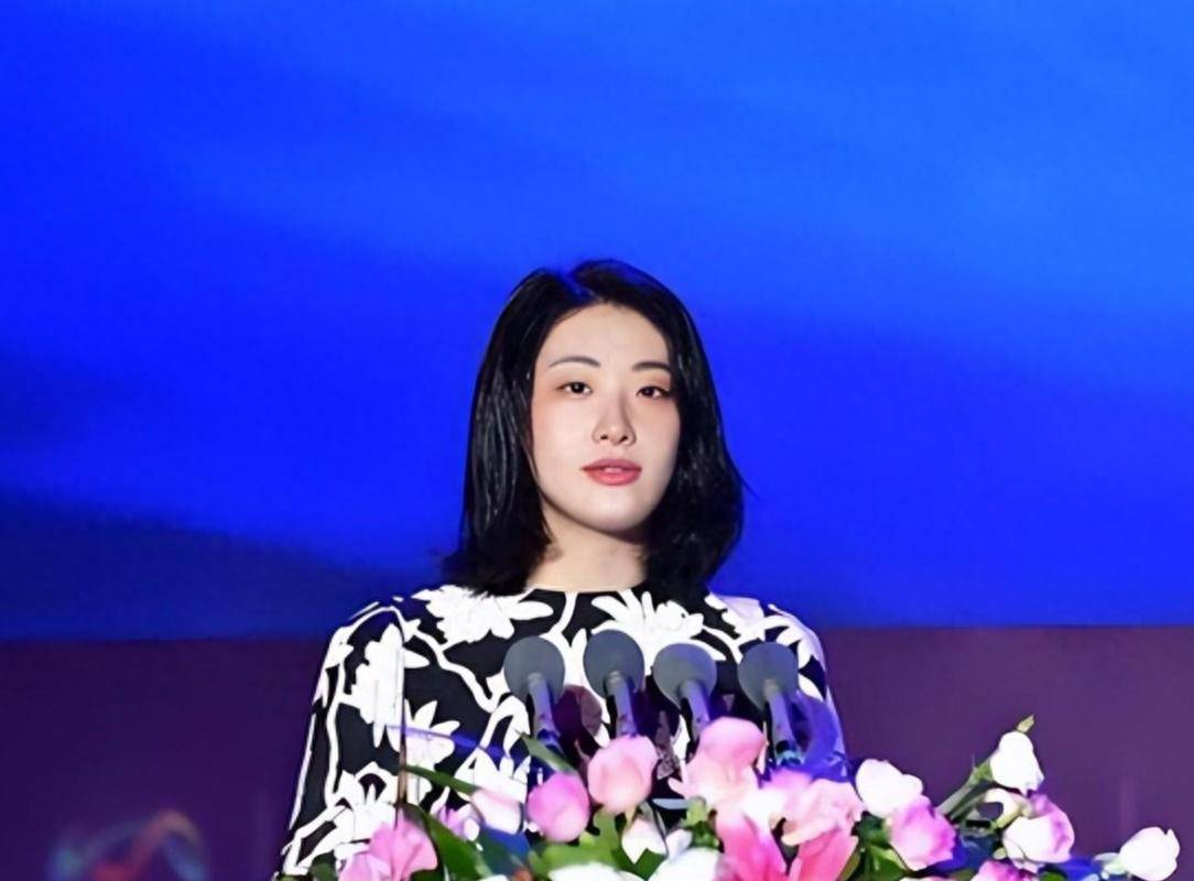 原创            这才是真实的宗馥莉！超跑玩家，买百万珠宝不眨眼，对员工很温柔