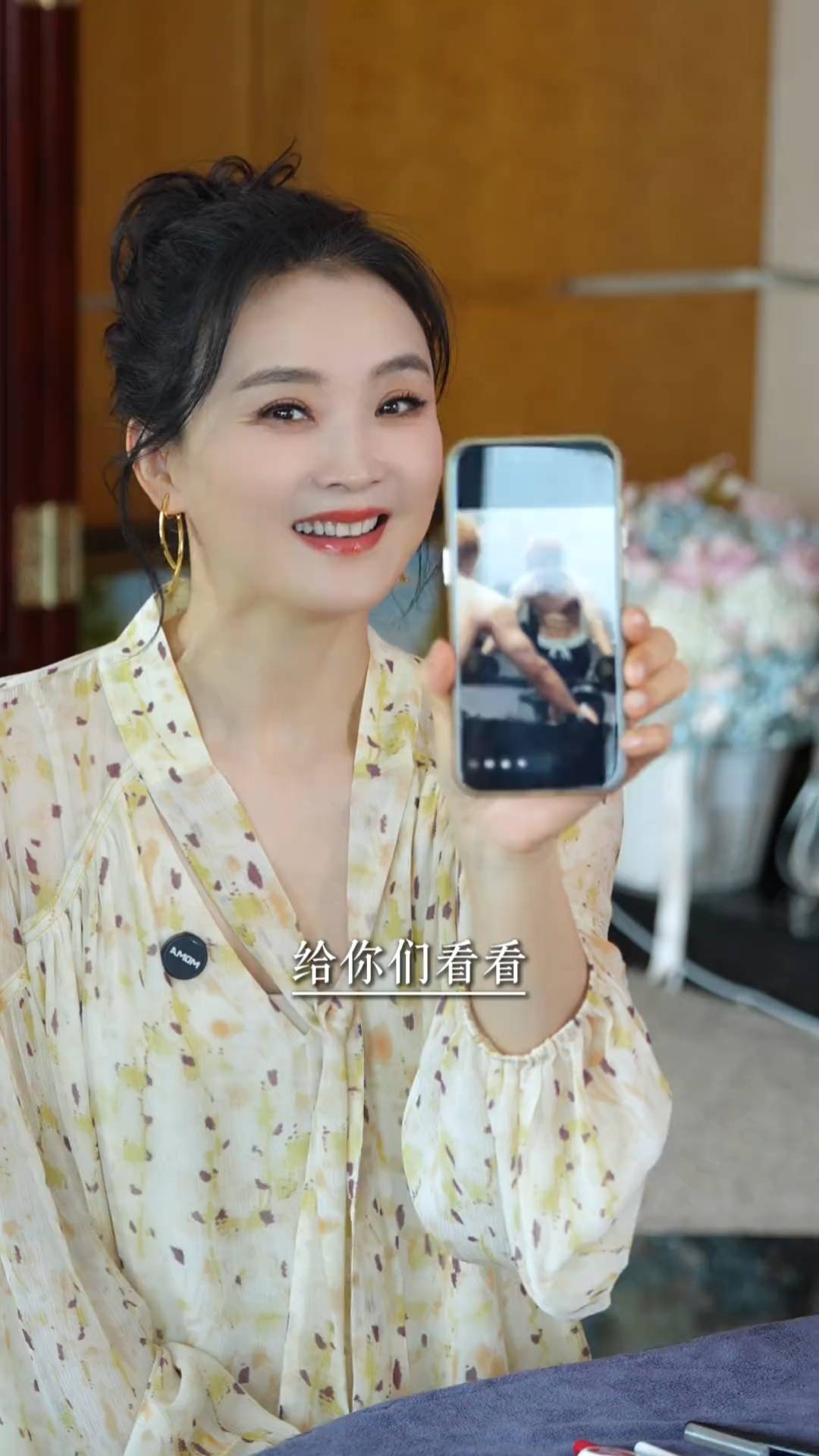 “晴格格”王艳晒儿子近照！19岁球球赤膊出镜露六块腹肌