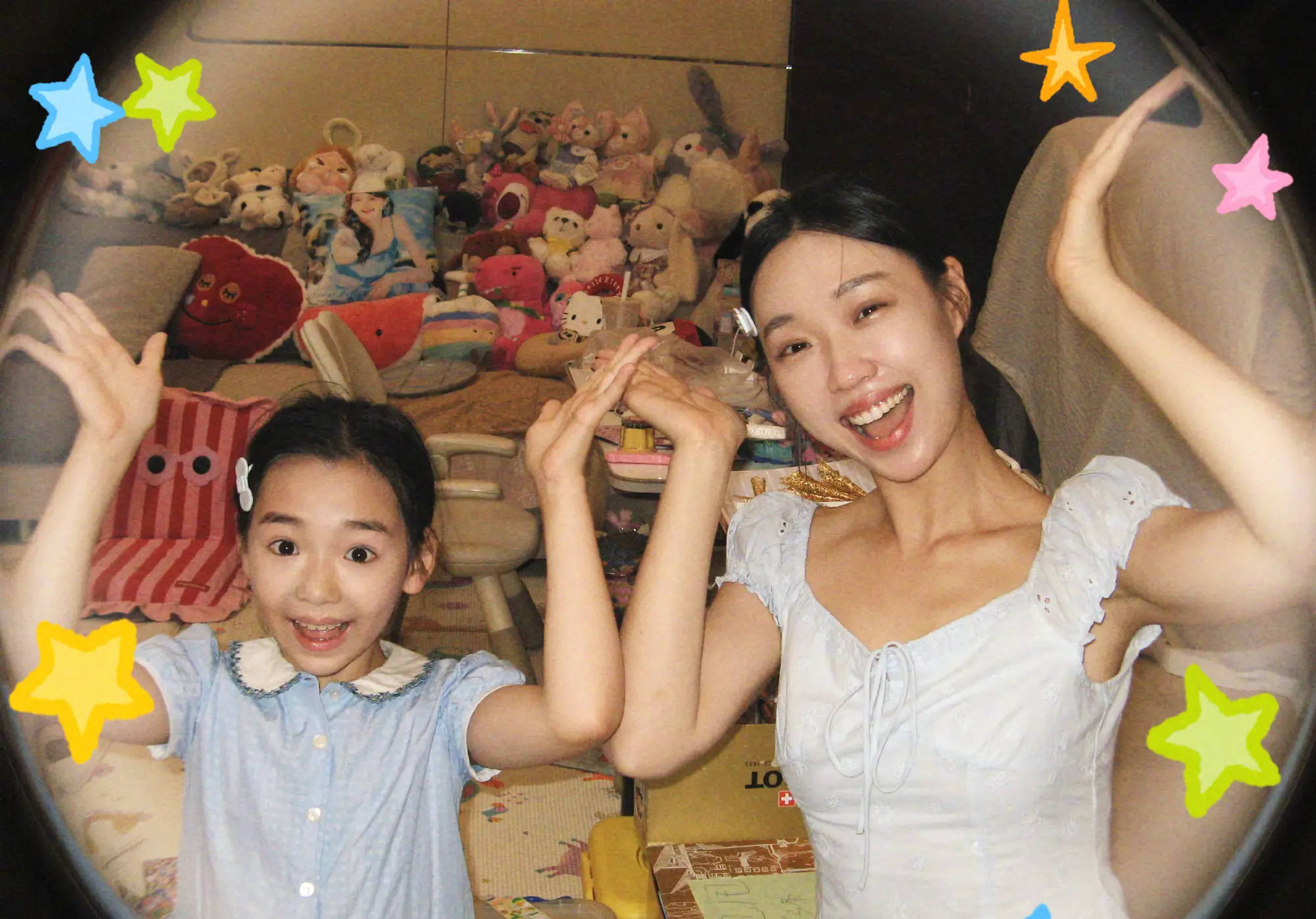 董璇晒管乐和小酒窝合照 两人对镜贴贴表情搞怪