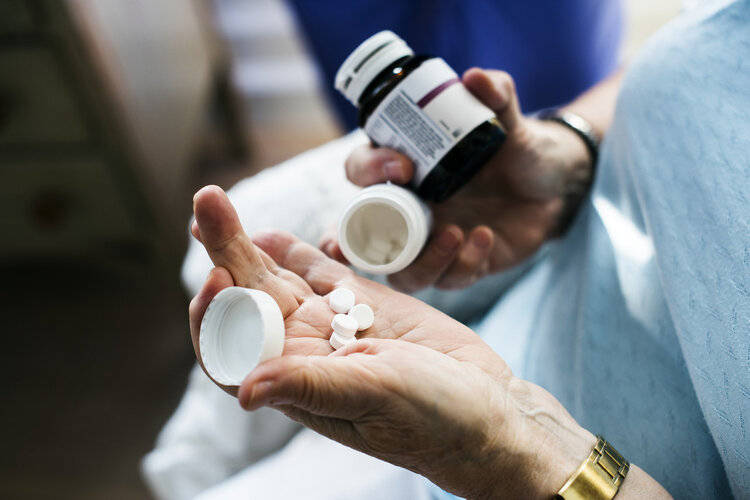 原创            “饭后吃药”错了？医生告诫：过了60岁，吃药要尽量做到这6点