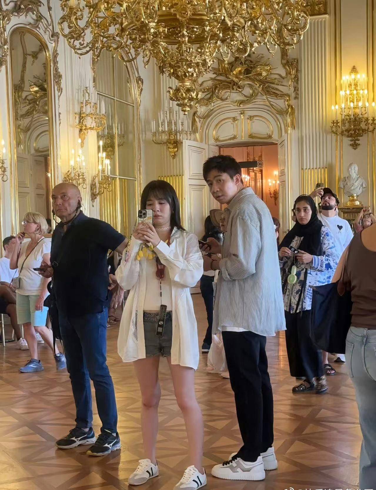 原创            王晓晨俞灏明维也纳被偶遇，女方双下巴幸福藏不住，疑似有喜了