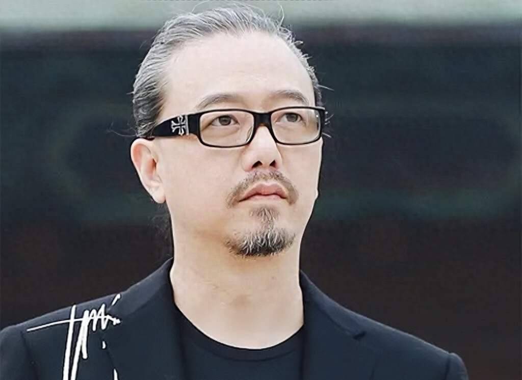 香港知名男星满头白发不修边幅，看上去老了十岁，网友直呼不敢认