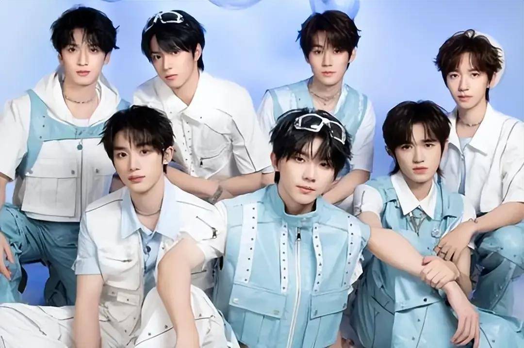 原创            安娜晒一家四口出游照，刘烨看老婆眼神好有爱，诺一霓娜开心打闹