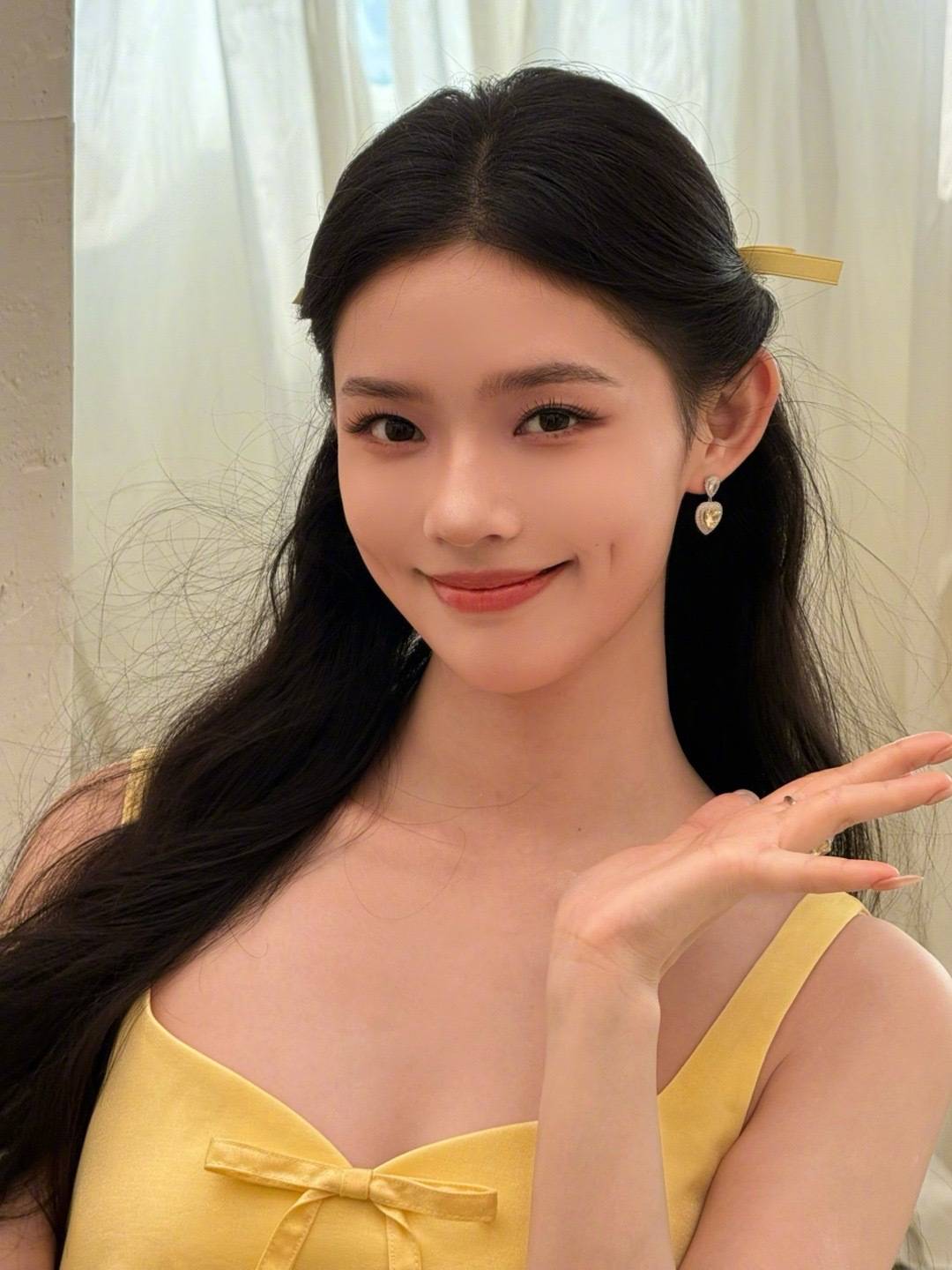 林允一袭黄色长裙明艳动人 莞尔一笑温婉端庄