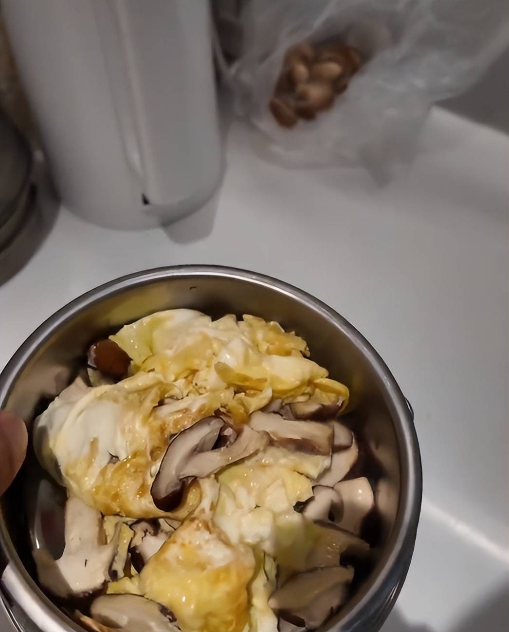 原创            孙丞潇探班金莎好甜，网友让他给董璇带奶茶，后悔自己看走眼！