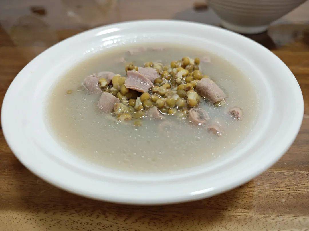 入秋，体质湿热的人要多喝这汤，随手一煮，清热解毒还祛湿，巨鲜甜！