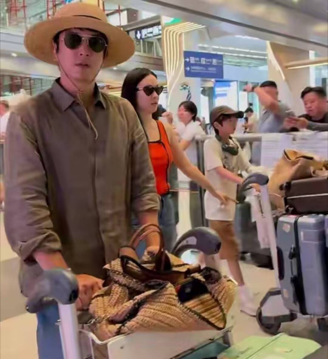 杜江霍思燕一家现身机场 嗯哼一个人推三个行李箱