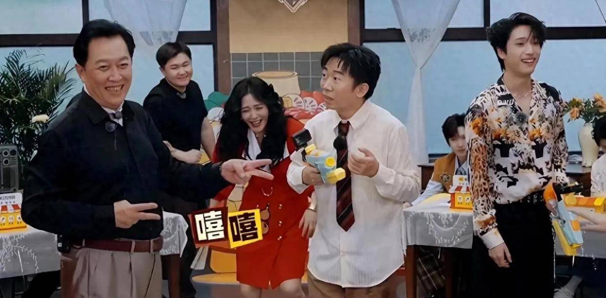 原创            73岁唐国强和一帮年轻人嘻嘻哈哈，其实他也不想，主要是压力太大