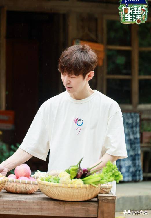 原创            《向往8》六大阵容曝光！张艺兴确认缺席，黄磊因厨艺质疑遭劝退