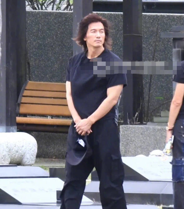 言承旭与友人墓碑前祭拜大S 难掩思念表情落寞