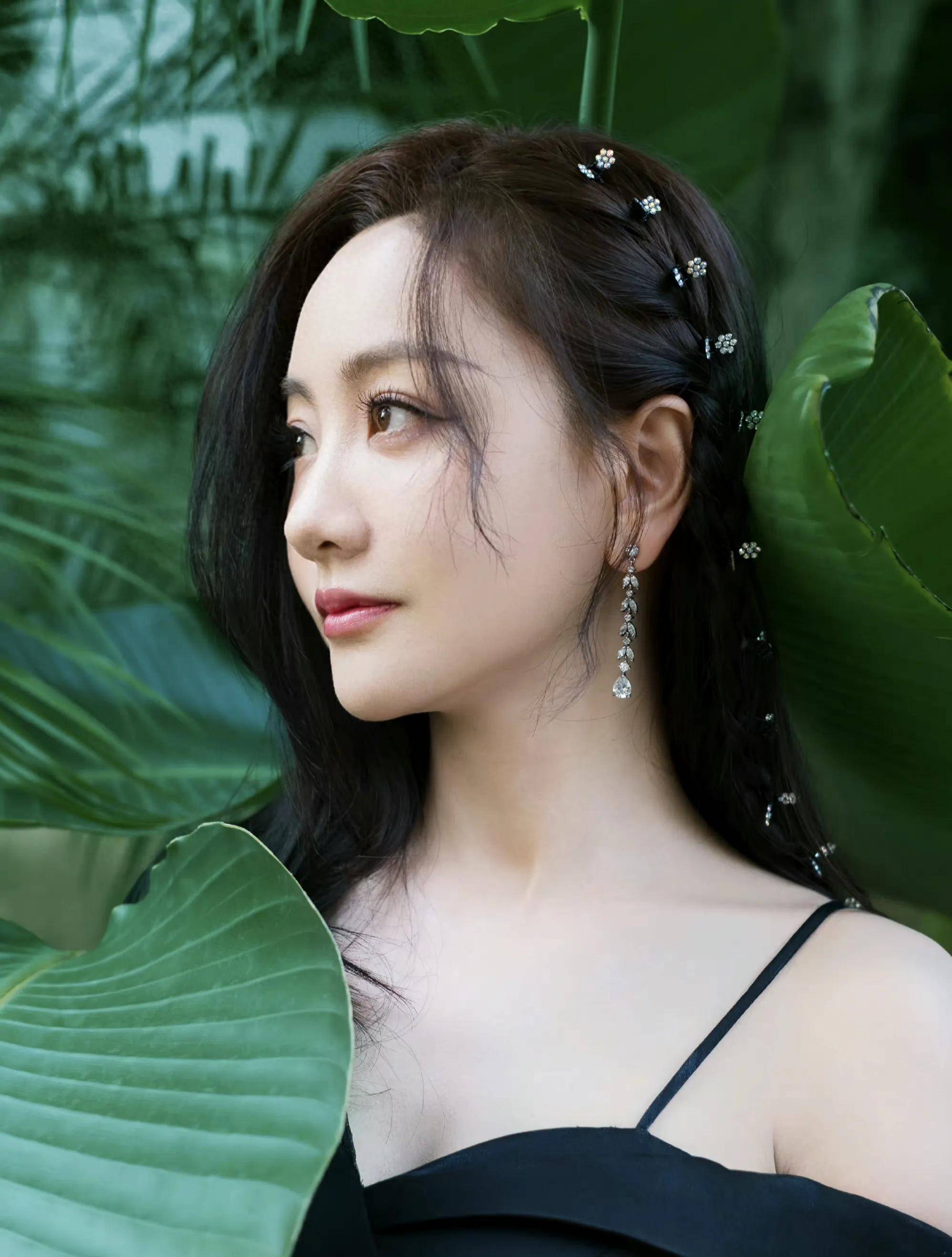 女星杨蓉时尚写真：靓丽姣美、五官端正