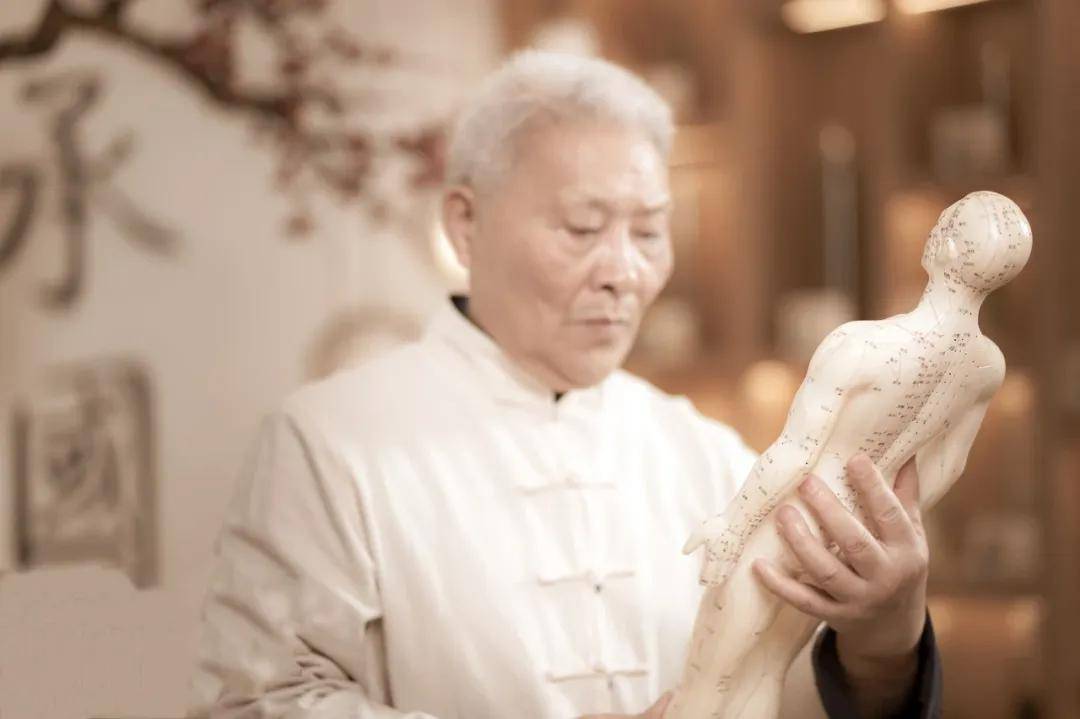 把这个地方打通了，大腿、肚子和背竟然都瘦了，脾胃也好了，不信你试试！