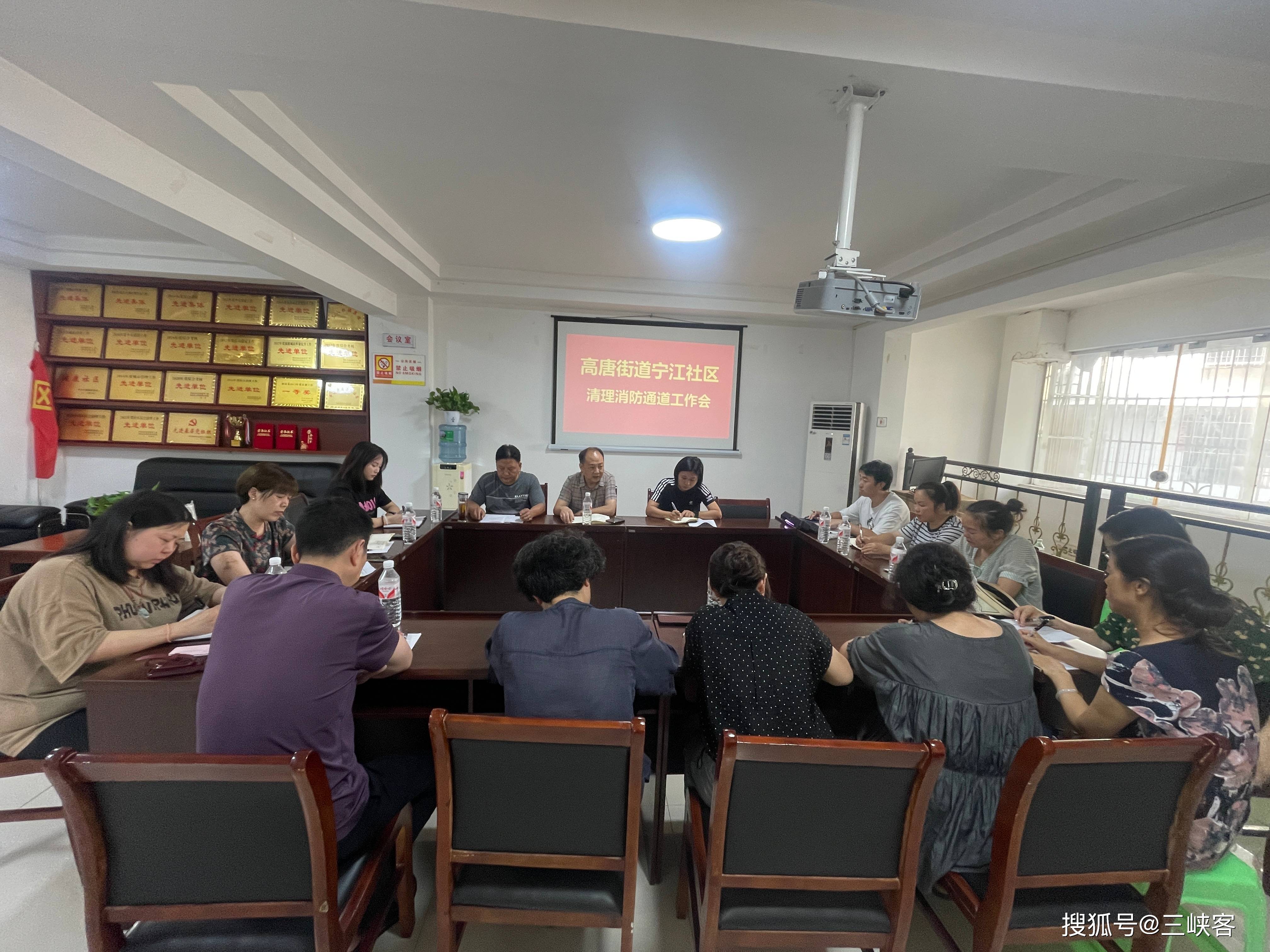 高唐街道宁江社区清理楼栋堆码物在行动