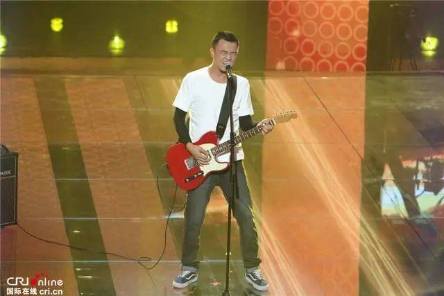 35岁男歌手去世，心梗发作前有这些先兆