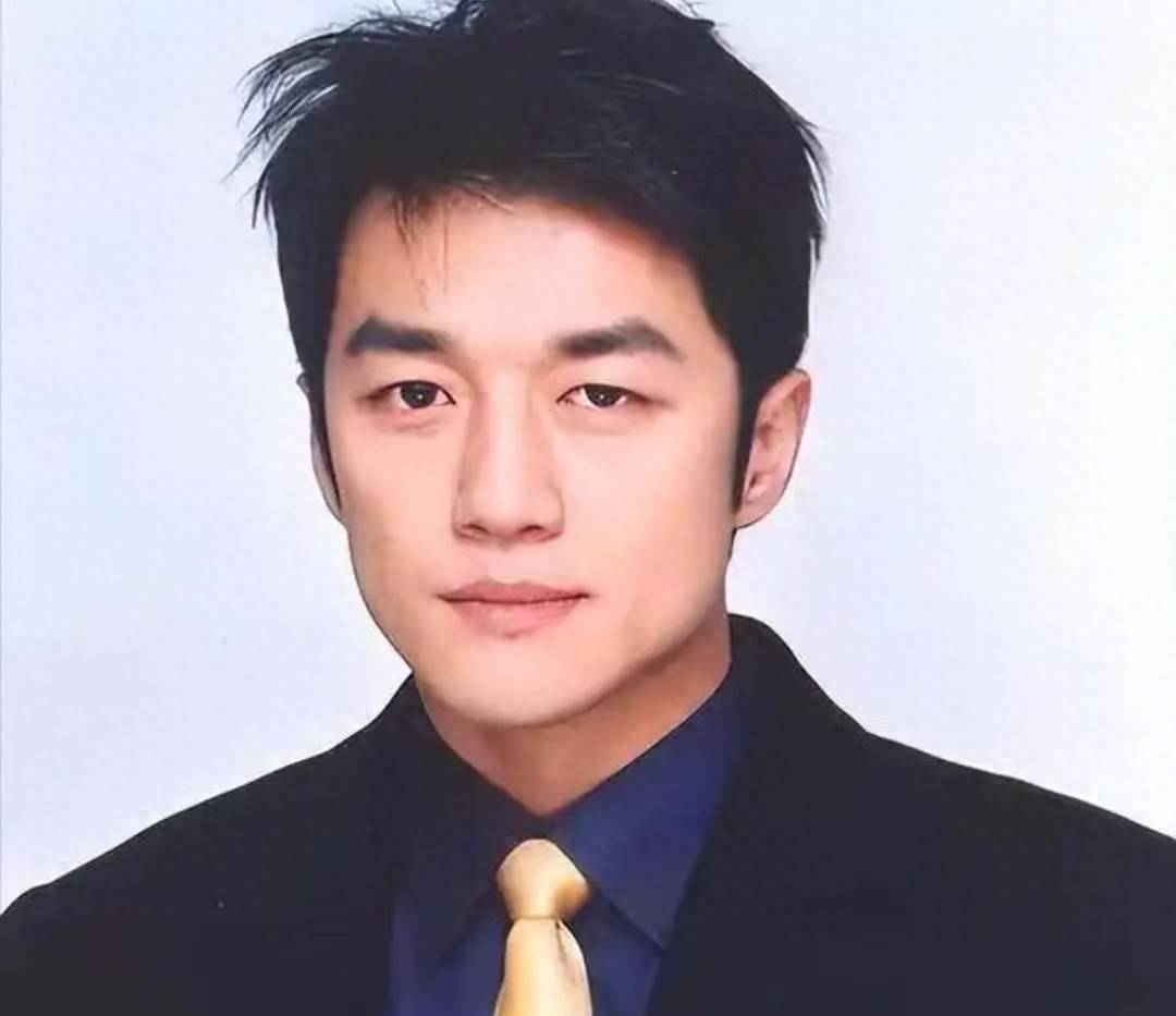 原创            王菲担心的事还是发生了，李亚鹏再曝丑闻，难怪频频向李嫣献殷勤