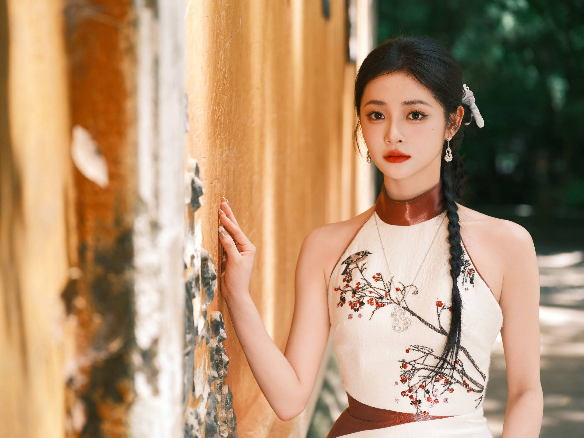 周洁琼身穿中式旗袍古色古香 沐浴阳光状态松弛