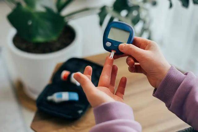 腿脚正在发出“血糖失控”警报！这5个表现，出现一个就要当心