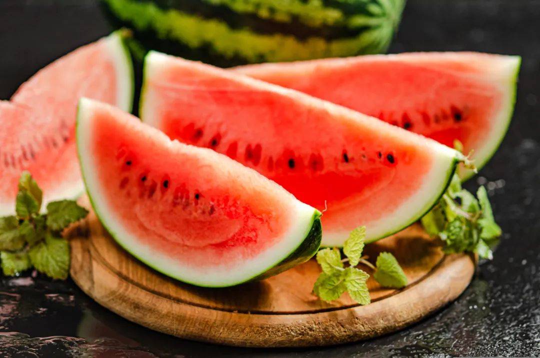 夏天和西瓜更配！要想吃得健康不“伤身”，我们应该怎么吃？