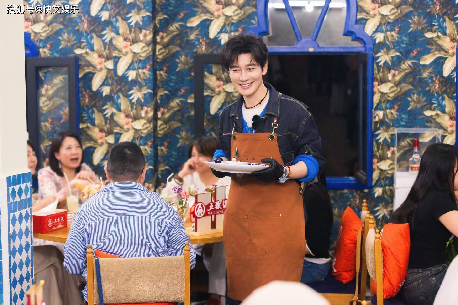 原创            黄晓明不当店长当主厨，沈月为团队抓拍神图，他们越来越会玩了